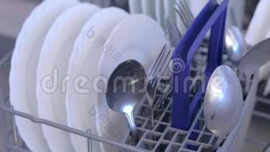 篮子洗碗机厨房清洁白色餐具和餐具的特写。